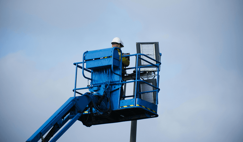 Homem na plataforma articulada
